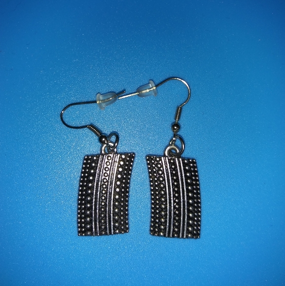 Pewter/silvertone earrings - Picture 2 of 2